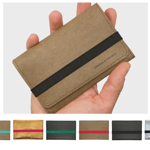 Kompaktes mittelgroßes Portemonnaie in Braun und Schwarz in der Hand gehalten, um die Größe zu erkennen.