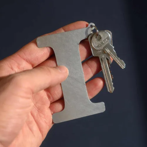 Die Schlüsselkarte passt perfekt ins Kartenfach des A&K MINI. Durch die Aussparung in der Schlüsselkarte können die Karten gegriffen werden, ohne die Schlüssel herausziehen zu müssen.
