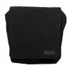 Die Crossbody-Bag ist auch in schwarz mit dezentem schwarzen Logo erhältlich.