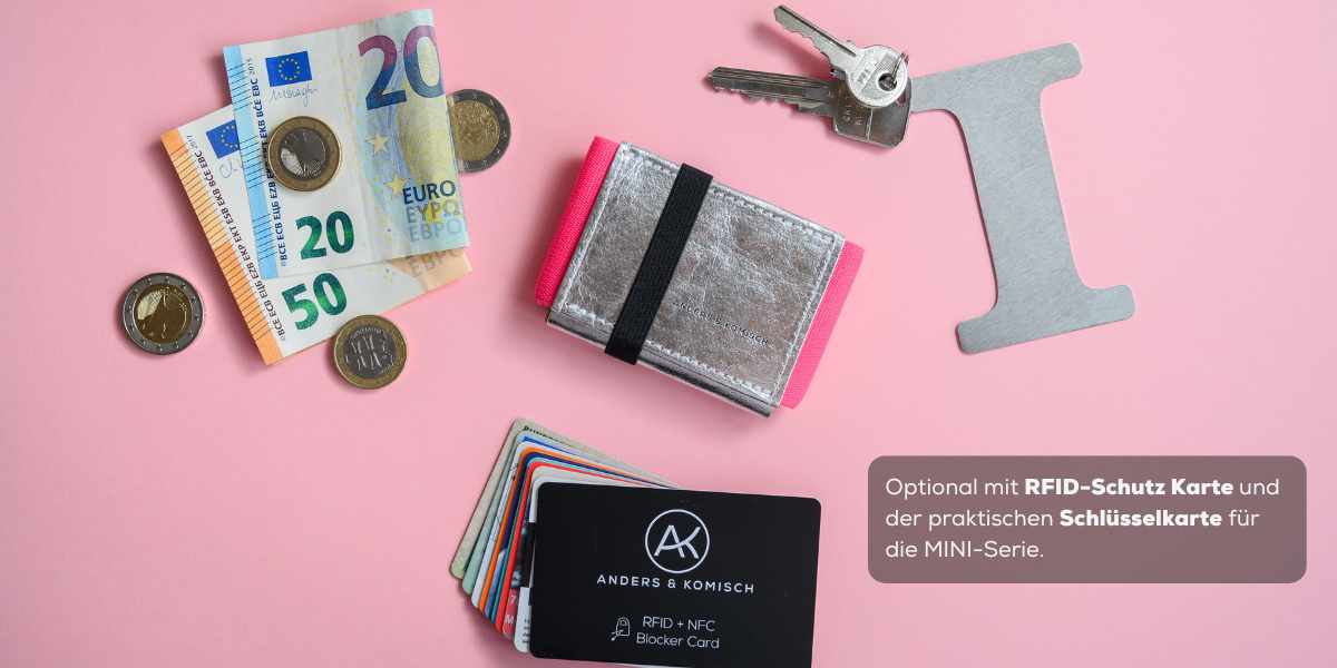 Slim Wallet mit RFID Schutz für Damen in Silber/Pink auf rosafarbenem Hintergrund. Gezeigt mit Inhalt: Karten, Ausweise, Scheine, Münzen und Schlüsselkarte.